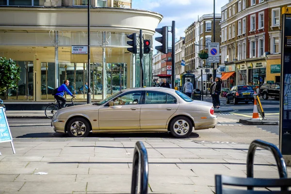 Luxusní Jaguar jízdy na Chepstow Road ve městě Westminster — Stock fotografie