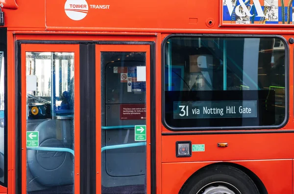 Autobús rojo de dos pisos con 31 vía señalización Notting Hill Gate —  Fotos de Stock