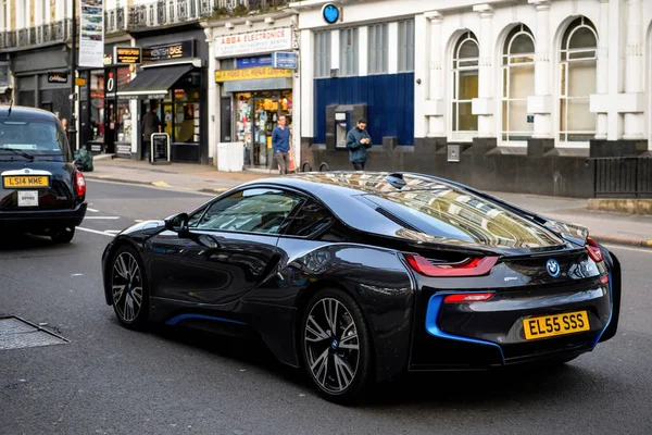 Вид сзади синего роскошного электрического суперкара BMW i8 — стоковое фото