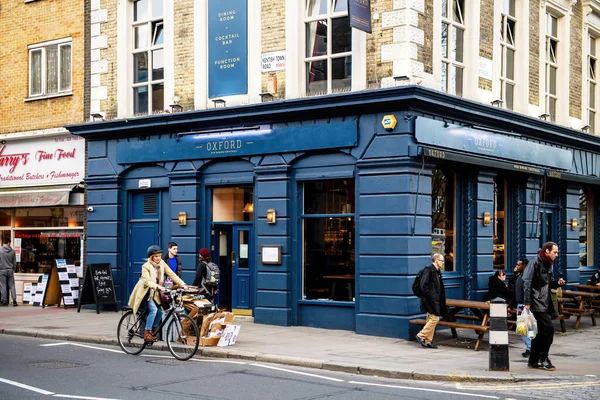 Yayalar Oxford meyhanesinin terasında yürüyorlar. — Stok fotoğraf