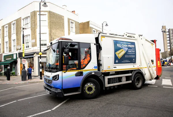 Vista laterale di Dennis Elite 6 rifiuti e camion ambientale sulla strada di Londra — Foto Stock