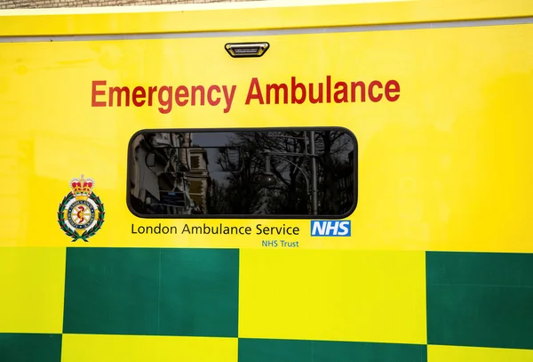 NHS güven minibüsünün Londra acil ambulansı. — Stok fotoğraf