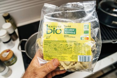 Pov erkeği, Doğa Biyolojisi Ravioli 'yle el ele tutuşuyor.