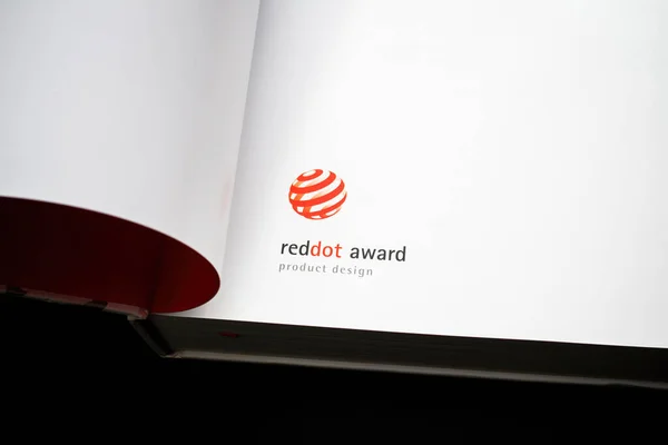 新的Red Dot设计年鉴产品设计的工作问题 — 图库照片
