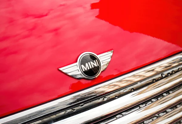 Logotipo britânico do fabricante de automóveis Mini Cooper no carro vermelho — Fotografia de Stock