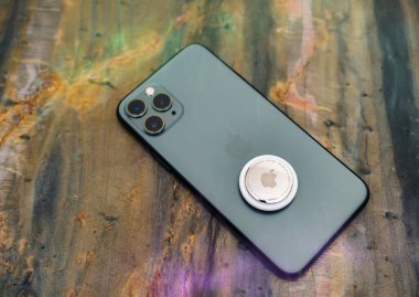 Apple tarafından uçak etiketi bulucusunda tasarlandı
