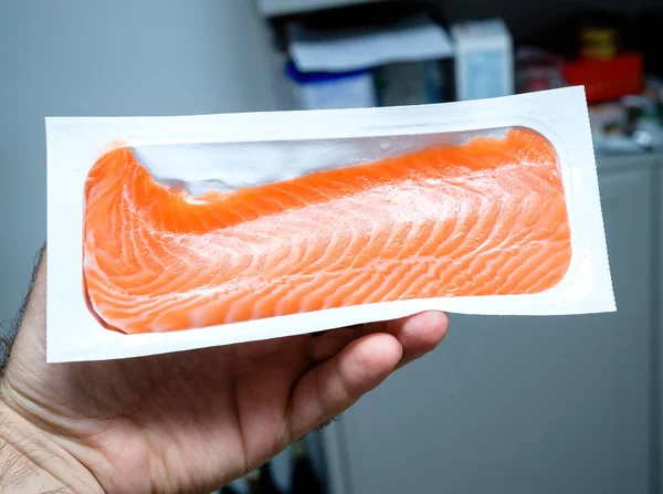 Тримає смачний свіжий лосось сашимі якості біологічно органічний — стокове фото