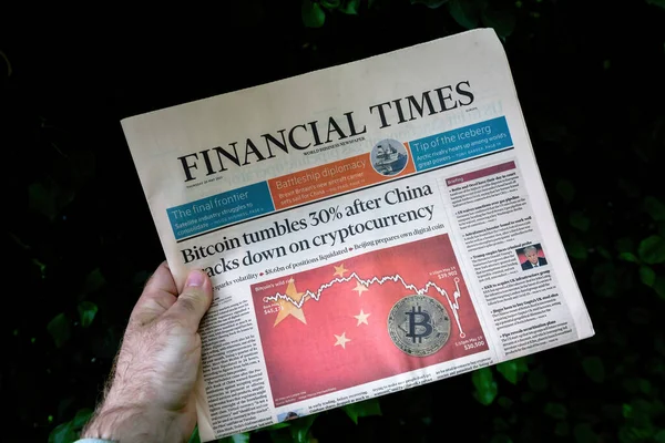 Bitcoin reporting down Financial Times newspaper with headline breaking news — Stock Photo, Image