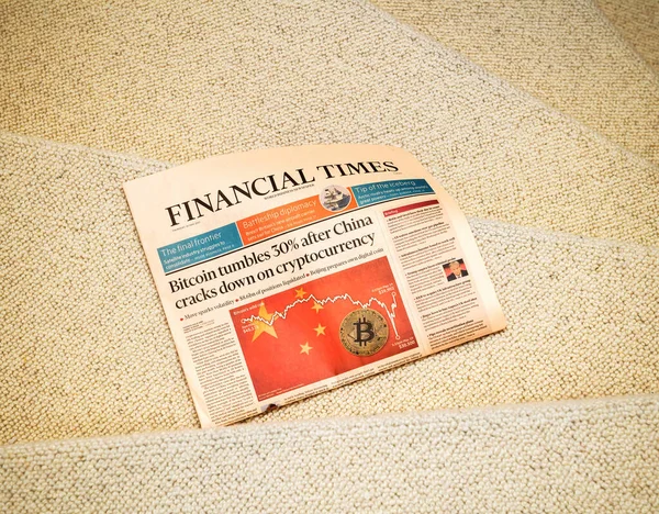 Bitcoin reporting down Financial Times newspaper with headline breaking news — Stock Photo, Image
