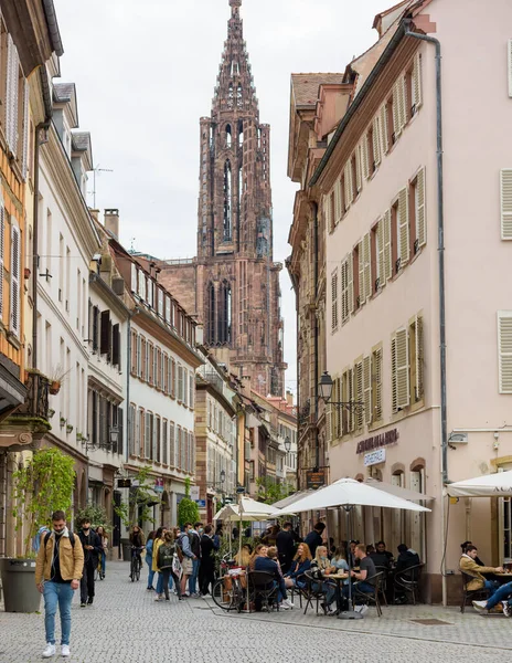 Estrasburgo Francia Mayo 2021 Catedral Notre Dame Gente Bebiendo Terraza — Foto de Stock