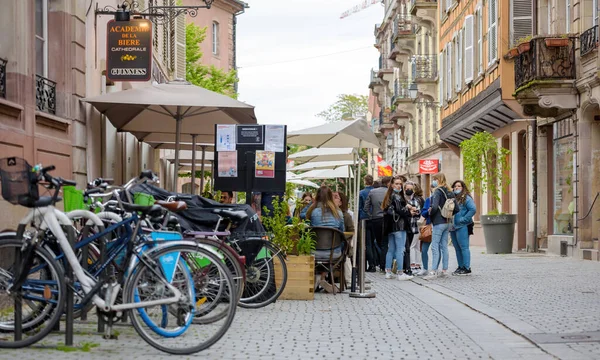 Štrasburk Francie Května 2021 Skupina Dívek Čekajících Posezení Terase Academie — Stock fotografie