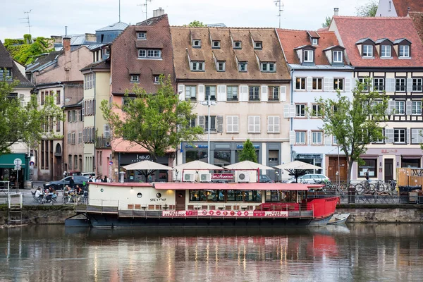 Straßburg Frankreich Mai 2021 Trinkende Menschen Auf Der Terrasse Fluss — Stockfoto