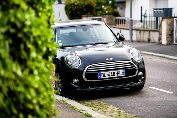 Nuevo coche británico Mini Cooper estacionado en la ciudad en una calle — Foto de Stock