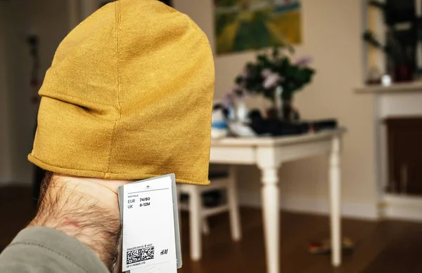 Gorra de mostaza con caida fabricada por H y M Hennes y Mauritz —  Fotos de Stock