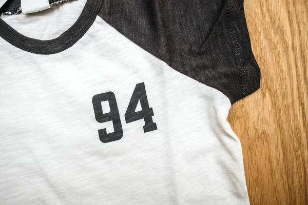 Babybekleidung T-Shirt mit der Nummer 94 — Stockfoto