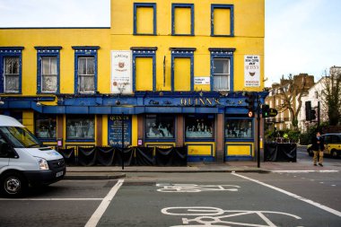 Hawley Yolu NW1 'deki Quinns Bar Kafe' nin eski cephesi.