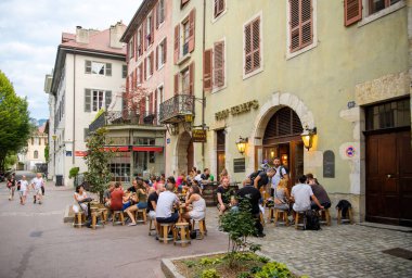 Finn Kellys 'in barındaki açık terasta içki içen bir sürü insan.
