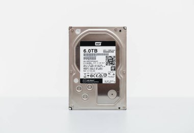 Yeni Western Digital 6tb disk sürücüsü beyaz arkaplan değişiminde izole edildi