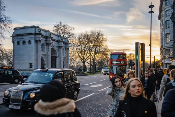 Çift katlı otobüs, Hackney taşıma taksisi ve Mermer kemerli yayalar. — Stok fotoğraf