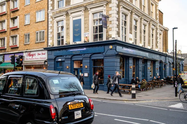 Fußgänger in der Nähe des Oxford Pub in London — Stockfoto