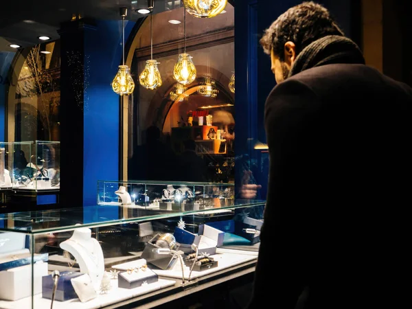 Compras masculinas na frente da vitrine da loja de jóias Mauboussin com Super Black Friday — Fotografia de Stock
