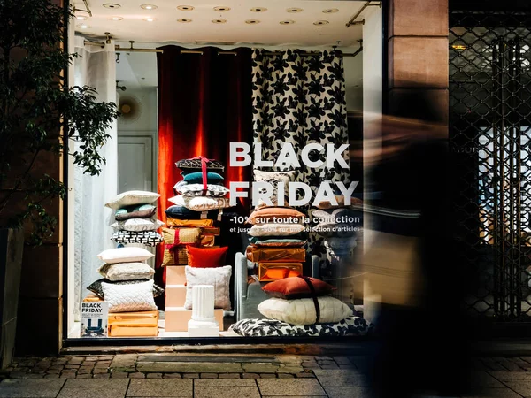 Grand magasin de meubles de maison vitrine fenêtre avec Black Friday — Photo