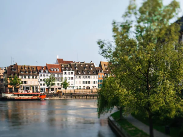 Blick auf die Hauptstraße in Straßburg mit Fachwerkhäusern — Stockfoto