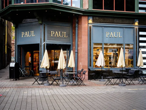 Stängda terrasser i bageriet Paul Boulangerie under COVID-19 — Stockfoto