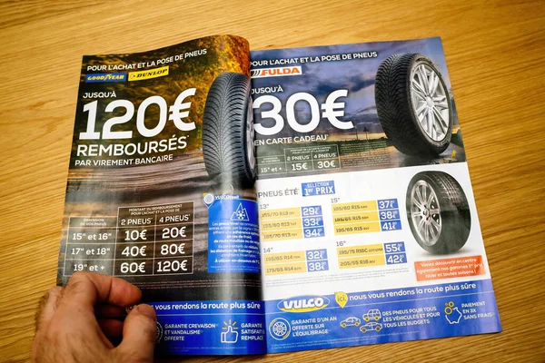 Catálogo de panfletos com pneus de inverno para as ofertas de carros da Goodyear, Dunlop, Fulda — Fotografia de Stock