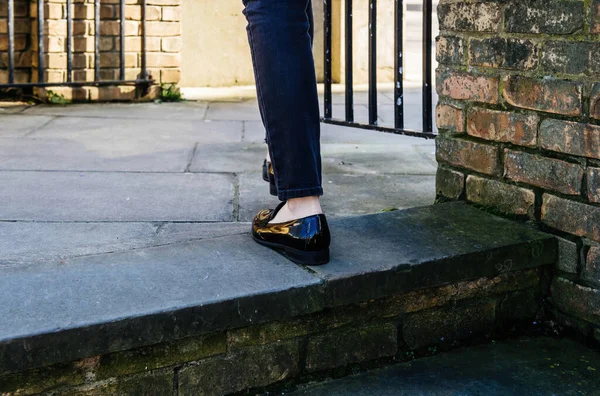 FEmale πολυτελή laquiert παπούτσια στα σκαλιά σε ένα δρόμο του Λονδίνου — Φωτογραφία Αρχείου