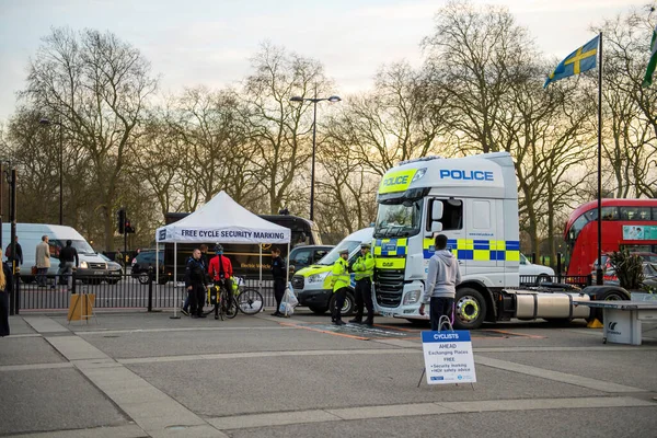 London Metropolitan αστυνομία προσφέρει δωρεάν σήμανση ασφαλείας κύκλου — Φωτογραφία Αρχείου