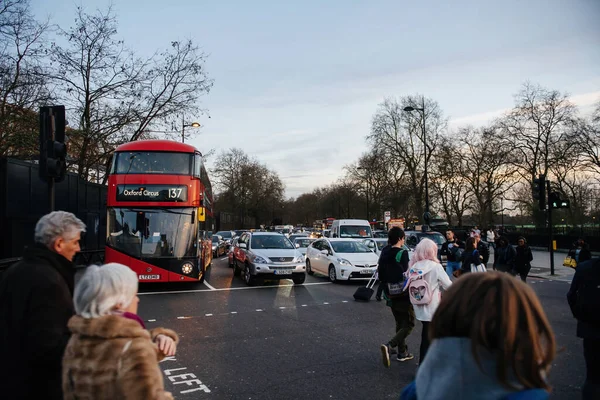 ロンドンの夕暮れ時の忙しい通りには、ダブルデッキバスがあります。 — ストック写真