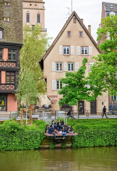 Gruppe junger Freund isst asiatisches Essen über die Ill — Stockfoto