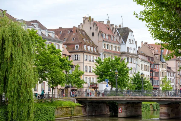 Straßburger Innenstadt: Bars und Restaurants öffnen nach zwei Monaten landesweiten Coronavirus-Ausbruchs wieder — Stockfoto