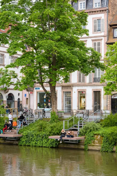 Paar isst asiatisches Essen über die Ill — Stockfoto