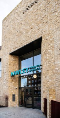 Londra, Birleşik Krallık - 9 Mart 2017: Hawley İlköğretim Okulu öğrencilerinin ana girişi