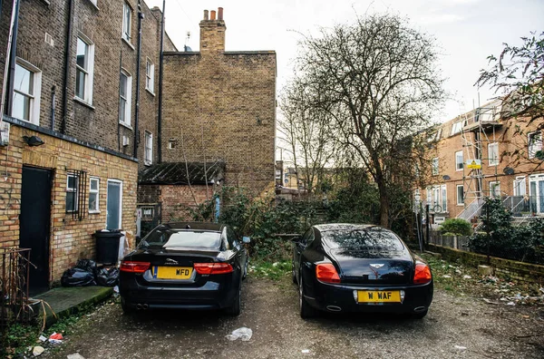 ロンドン イギリス 2017年3月9日 ロンドン周辺のドア入口付近に高級車2台 ジャガー1台とベントレークーペ1台 — ストック写真
