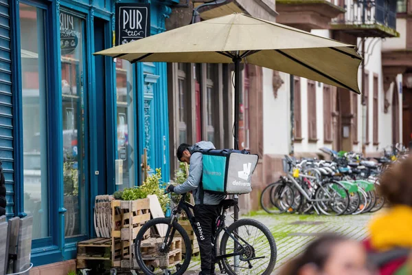 2021年5月20日 法国斯特拉斯堡 一位骑自行车的交付者在餐厅外等待食物送到顾客手中的侧视图 — 图库照片