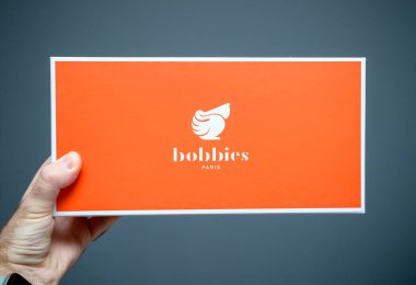 Erkek el ele tutuşma paketinde Bobbies Paris logotyp