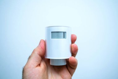 POV erkek eli termostatik radyatör internete bağlı vanaya bakıyor.