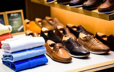 Mavi renkli erkek kıyafetleri ve satılık deri ayakkabılar.