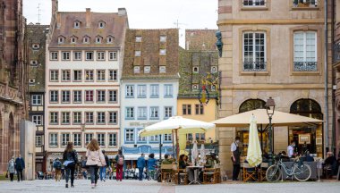Yerli halk ve turnuvalar barların ve restoranların teraslarının yakınında mastürbasyon yapıyorlar.