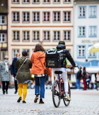 Uber Eats uygulaması işaretli motorcunun arka görünümü