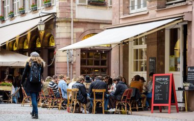 Merkez ilçede iki ay süren koronavirüs salgınının ardından barlar ve restoranlar yeniden açılırken,