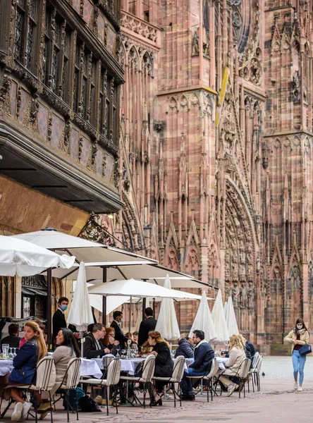 Persone che mangiano fuori al ristorante iconinc Maison Kammerzell — Foto Stock