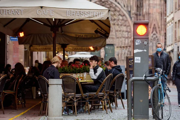 Inga platser på terrasserna som barer och restauranger öppnas på nytt — Stockfoto