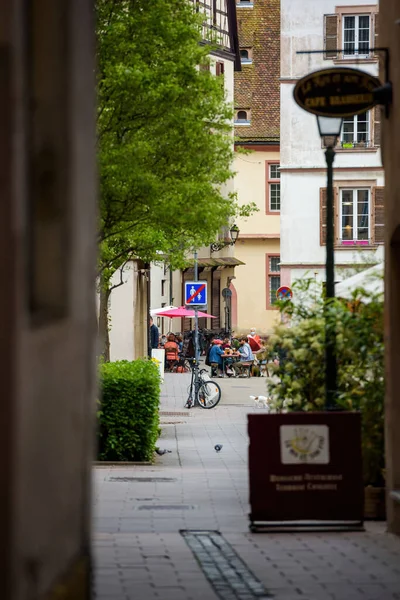 Vue à travers la rue française aux terrasses et restaurants amd rouvrir — Photo
