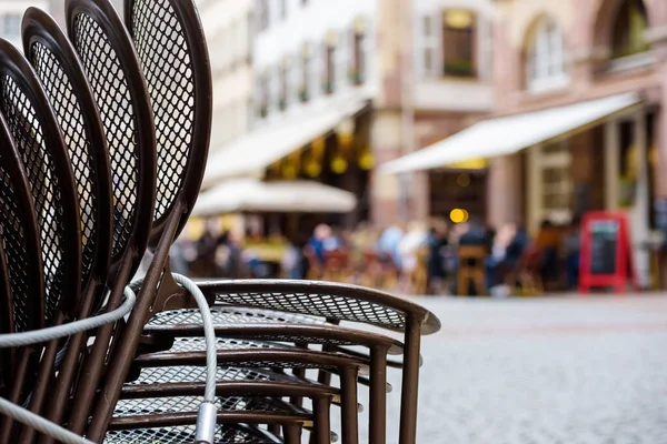 Pila de sillas como bares y restaurantes reabren después de dos meses de todo el país — Foto de Stock