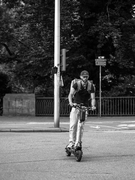 Водитель Deliveroo на скутере едет быстро, чтобы доставить интернет — стоковое фото