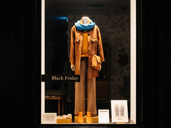 Μόδα κατάστημα shwocase με γυναικεία ρούχα και διακριτικό κείμενο Μαύρο Παρασκευή — Φωτογραφία Αρχείου